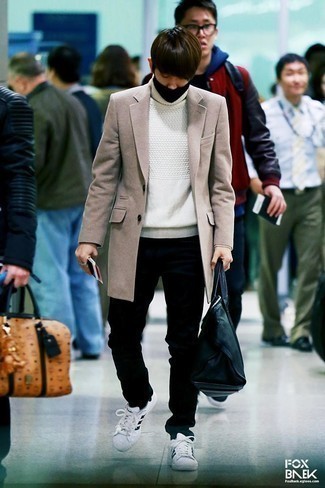 Как носить бежевое длинное пальто с черными джинсами