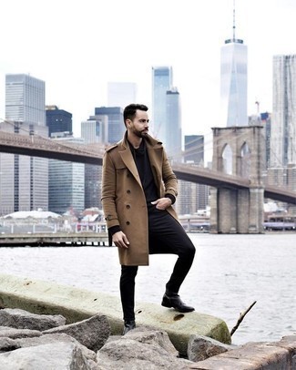 Как носить бежевое длинное пальто с черными джинсами