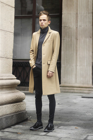 Как носить бежевое длинное пальто с черными джинсами