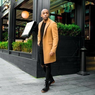 Как носить бежевое длинное пальто с черными рваными джинсами