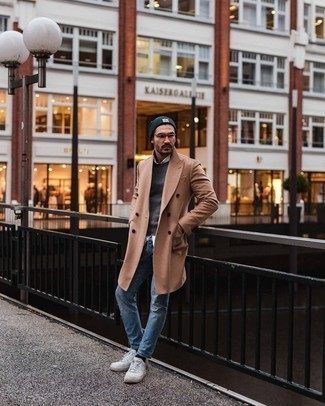 Как носить бежевое длинное пальто с синими джинсами