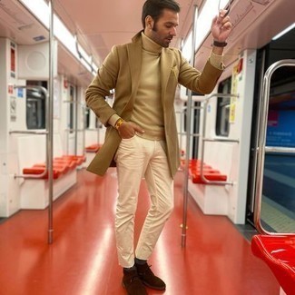 Как носить бежевое длинное пальто с коричневыми замшевыми ботинками дезертами