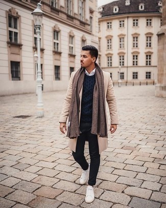 Какие вязаные свитера носить с бежевым длинным пальто