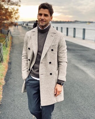 Какие классические брюки носить с бежевым длинным пальто