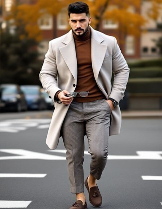 Как носить бежевое длинное пальто с серыми брюками чинос в клетку