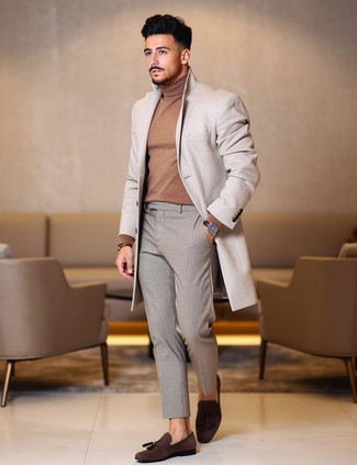 Как носить бежевое длинное пальто с серыми брюками чинос в клетку