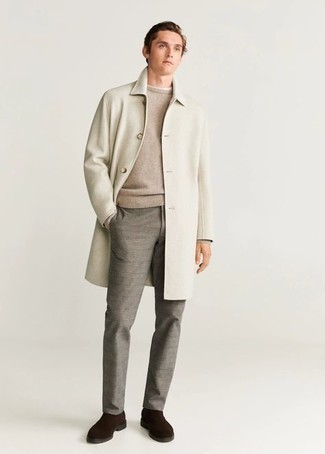 Как носить бежевое длинное пальто с серыми брюками чинос