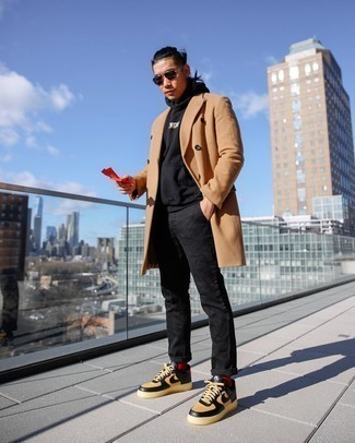 Какой худи носить с бежевым длинным пальто