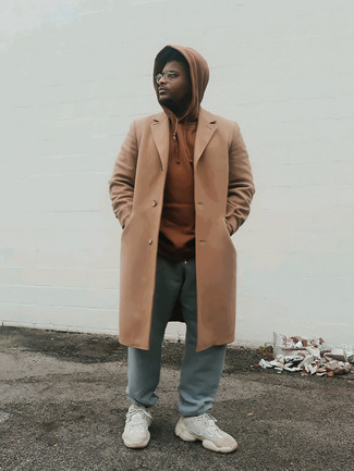 Какой худи носить с бежевым длинным пальто