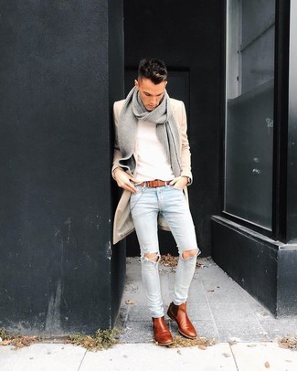 Как носить бежевое длинное пальто с голубыми джинсами