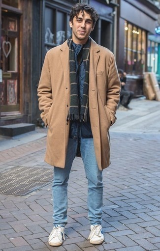 Как носить бежевое длинное пальто с голубыми джинсами