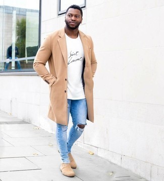 Как носить бежевое длинное пальто с голубыми джинсами