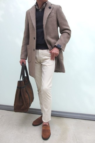 Какие лоферы носить с бежевым длинным пальто