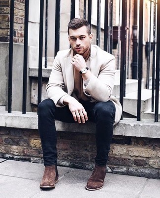 Как носить бежевое длинное пальто с темно-синими джинсами