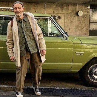 Какие куртки-рубашки носить с бежевым длинным пальто