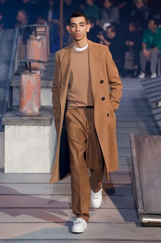 Какие слипоны носить с бежевым длинным пальто