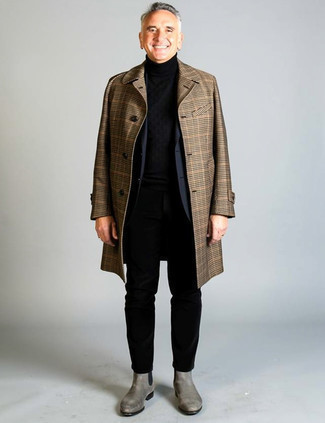 Какие костюмы носить с бежевым длинным пальто