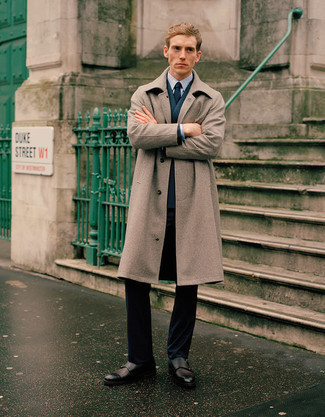 Какие костюмы носить с бежевым длинным пальто