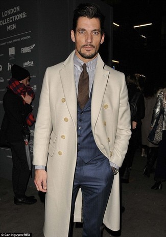 Какие жилеты носить с бежевым длинным пальто