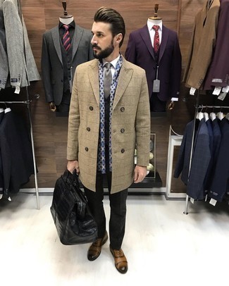 Какие жилеты носить с бежевым длинным пальто