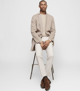 Как носить бежевое длинное пальто с белыми брюками чинос