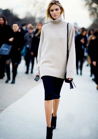 Какие ботильоны носить с бежевым свободным свитером