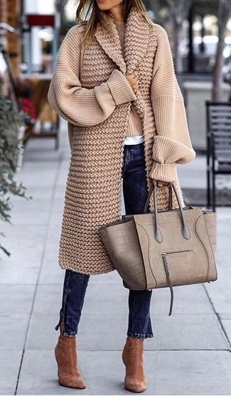 Как носить бежевый свободный свитер с синими джинсами