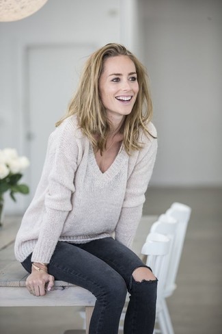 С чем носить бежевый свободный свитер