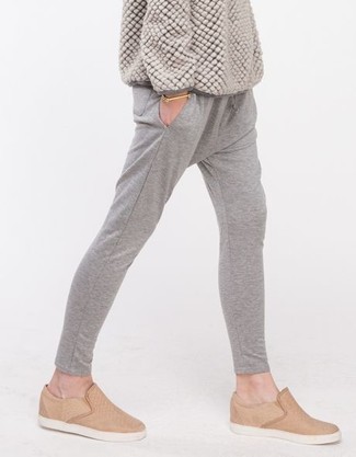 С чем носить бежевый свободный свитер