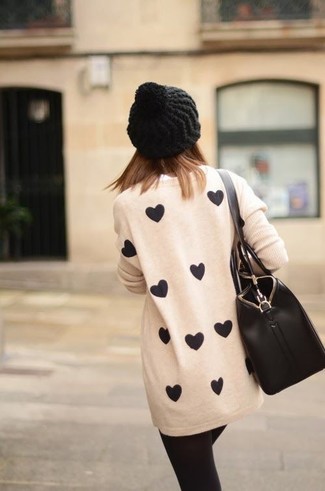 Какие леггинсы носить с бежевым свободным свитером