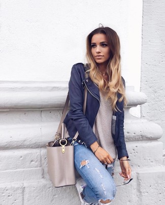 Какие низкие кеды носить с бежевым свободным свитером