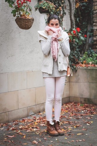 Какие безрукавки носить с бежевым свободным свитером