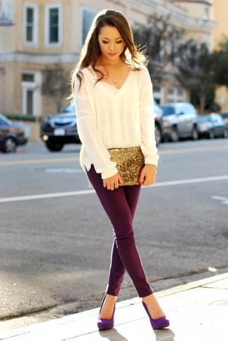 Как носить бежевый свободный свитер с фиолетовыми замшевыми туфлями