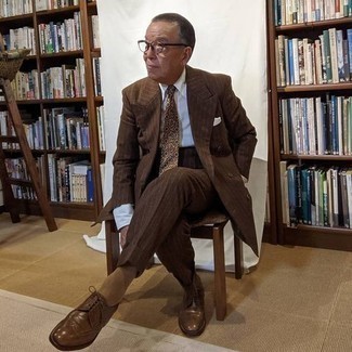 С чем носить бежевый галстук с "огурцами" мужчине