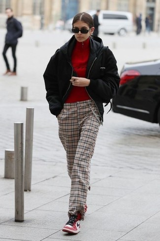 С чем носить бежевые брюки женщине