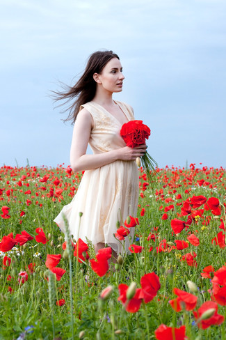 С чем носить бежевое коктейльное платье