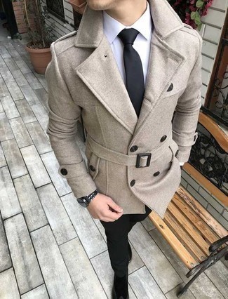 Какие классические брюки носить с бежевым полупальто