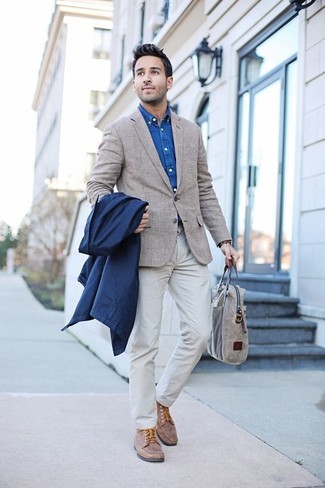 Как носить бежевый пиджак в шотландскую клетку с темно-синим дождевиком мужчине