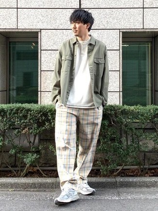 С чем носить бежевые брюки чинос в шотландскую клетку