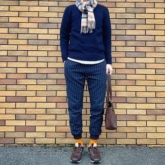 С чем носить бежевый шарф в шотландскую клетку мужчине