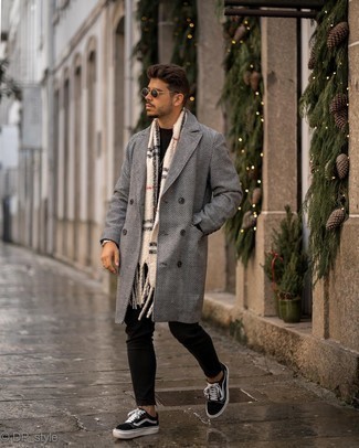 С чем носить бежевый шарф в шотландскую клетку мужчине