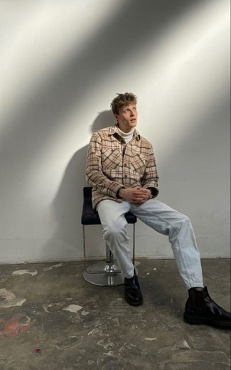 С чем носить бежевую куртку-рубашку в шотландскую клетку мужчине