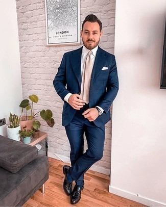 С чем носить бежевый галстук в горошек мужчине