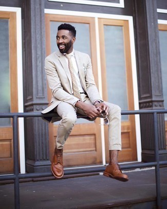 С чем носить бежевый галстук в горошек мужчине