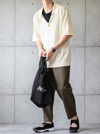 Какие кроссовки носить с бежевой футболкой-поло мужчине