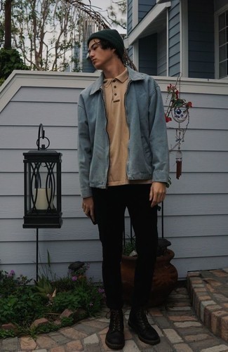 Какие джинсы носить с бежевой футболкой-поло мужчине