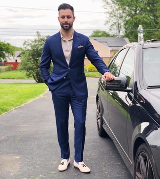 С чем носить бежевую футболку-поло мужчине