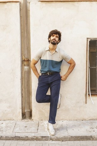 С чем носить бежевую футболку-поло мужчине