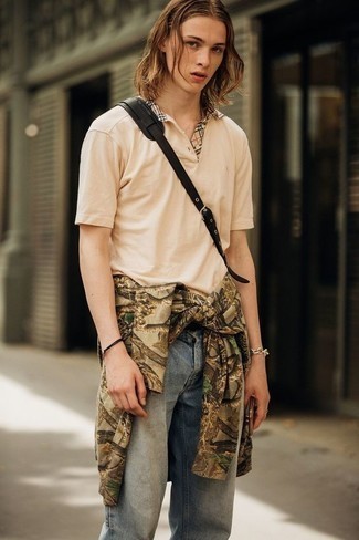 С чем носить бежевую футболку-поло мужчине