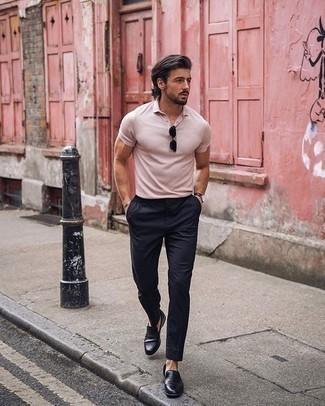 С чем носить бежевую футболку-поло мужчине